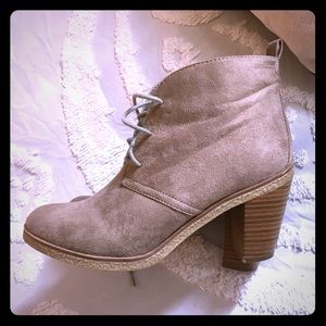 💥3/$45💥 👢Suede Stacked Heel Booties